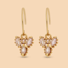 Lade das Bild in den Galerie-Viewer, MUJA JUMA Ohrringe White Moonstone, in Gold