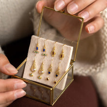 Lade das Bild in den Galerie-Viewer, MUJA JUMA Ohrringe Briony, Lapislazuli, in Gold