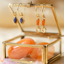 Lade das Bild in den Galerie-Viewer, MUJA JUMA Ohrringe Aubrita, Red Agate, in Gold