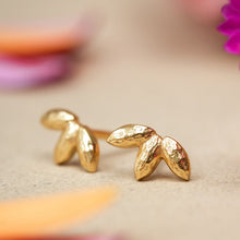 Lade das Bild in den Galerie-Viewer, MUJA JUMA Ohrstecker Three Leafs Feverfew, in Gold