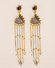 Lade das Bild in den Galerie-Viewer, MUJA JUMA Ohrstecker Ticuna, Labradorit & Rauchquarz, in Gold