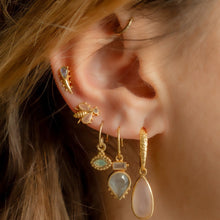 Lade das Bild in den Galerie-Viewer, MUJA JUMA Ohrstecker Bumblebee,Mondstein, in Gold