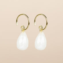 Lade das Bild in den Galerie-Viewer, MUJA JUMA Ohrringe Baeus, Mondstein, in Gold