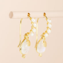 Lade das Bild in den Galerie-Viewer, MUJA JUMA Ohrringe Heliconian, Mondstein, in Gold