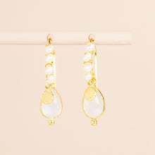 Lade das Bild in den Galerie-Viewer, MUJA JUMA Ohrringe Heliconian, Mondstein, in Gold