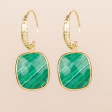 Lade das Bild in den Galerie-Viewer, MUJA JUMA Ohrringe HELICONIAN,Grüner Malachit, in Gold