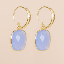 Lade das Bild in den Galerie-Viewer, MUJA JUMA Ohrringe HELICONIAN, Blauer Chalzedon, in Gold