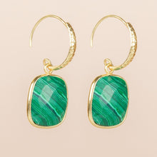Lade das Bild in den Galerie-Viewer, MUJA JUMA Ohrringe HELICONIAN,Grüner Malachit, in Gold