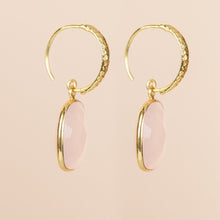 Lade das Bild in den Galerie-Viewer, MUJA JUMA Ohrringe HELICONIAN, Rosa Chalkeldon, in Gold