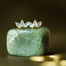 Lade das Bild in den Galerie-Viewer, MUJA JUMA Ohrstecker Triton, Mondstein, in Gold