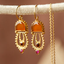 Lade das Bild in den Galerie-Viewer, MUJA JUMA Ohrringe BELDI, Red Agate, in Gold