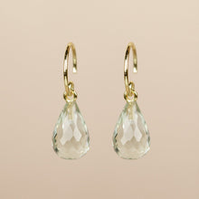 Lade das Bild in den Galerie-Viewer, MUJA JUMA Ohrringe Baeus, Grüner Amethyst, in Gold
