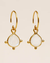 Lade das Bild in den Galerie-Viewer, MUJA JUMA Ohrringe Mondstein, in Gold