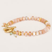 Lade das Bild in den Galerie-Viewer, MUJA JUMA Armband PEACH MOONSTONE, in Gold