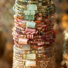 Lade das Bild in den Galerie-Viewer, MUJA JUMA Armband Rhodonit, in Gold