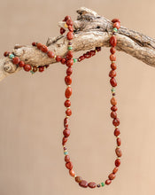 Lade das Bild in den Galerie-Viewer, MUJA JUMA Halskette Emerald and red Agate, in Gold