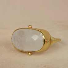 Lade das Bild in den Galerie-Viewer, MUJA JUMA Ring YLVA , Mondstein, in Gold