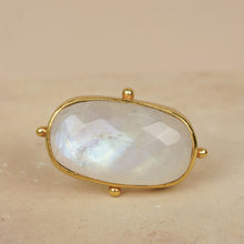 Lade das Bild in den Galerie-Viewer, MUJA JUMA Ring YLVA , Mondstein, in Gold