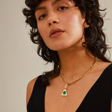 Lade das Bild in den Galerie-Viewer, PILGRIM Anhänger CHARM, TRIANGLE, Grün, in Gold