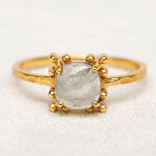 Lade das Bild in den Galerie-Viewer, MUJA JUMA Ring Lucky moments, Labradorit, in Gold
