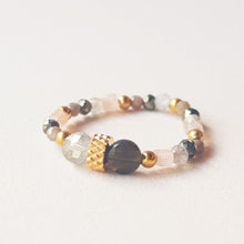 Lade das Bild in den Galerie-Viewer, MUJA JUMA Ring ELASTIC, Labradorit, in Gold