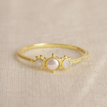 Lade das Bild in den Galerie-Viewer, MUJA JUMA Ring Guarani, Perle & Mondstein, in Gold