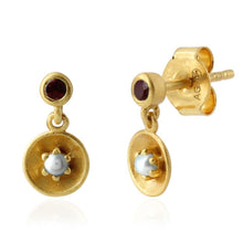 Lade das Bild in den Galerie-Viewer, MUJA JUMA Ohrstecker, Granat & Perle, in Gold