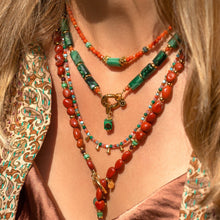 Lade das Bild in den Galerie-Viewer, MUJA JUMA Halskette Emerald and red Agate, in Gold