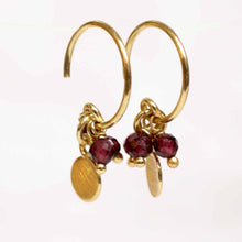 Lade das Bild in den Galerie-Viewer, MUJA JUMA Ohrringe THREE PEARL, Granat, in Gold