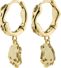 Lade das Bild in den Galerie-Viewer, PILGRIM Ohrringe Creolen THANKFUL Münze, in Gold