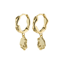 Lade das Bild in den Galerie-Viewer, PILGRIM Ohrringe Creolen THANKFUL Münze, in Gold