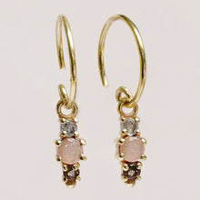 Lade das Bild in den Galerie-Viewer, MUJA JUMA Ohrringe THREE STONES, in Gold