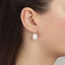 Lade das Bild in den Galerie-Viewer, PILGRIM Ohrringe URD Freshperl, in Silber