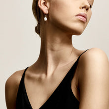 Lade das Bild in den Galerie-Viewer, PILGRIM Ohrringe LOVE Freshpearl, in Gold