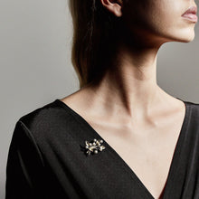 Lade das Bild in den Galerie-Viewer, PILGRIM Brosche PEARLA, in Gold