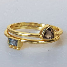 Lade das Bild in den Galerie-Viewer, MUJA JUMA Ring DOUBLE BELOW, Labradorit & Rauchquarz, in Gold