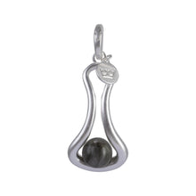 Lade das Bild in den Galerie-Viewer, SENCE Copenhagen Anhänger Charm FLUID, in Silber