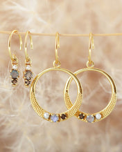 Lade das Bild in den Galerie-Viewer, MUJA JUMA Ohrringe THREE STONES, in Gold