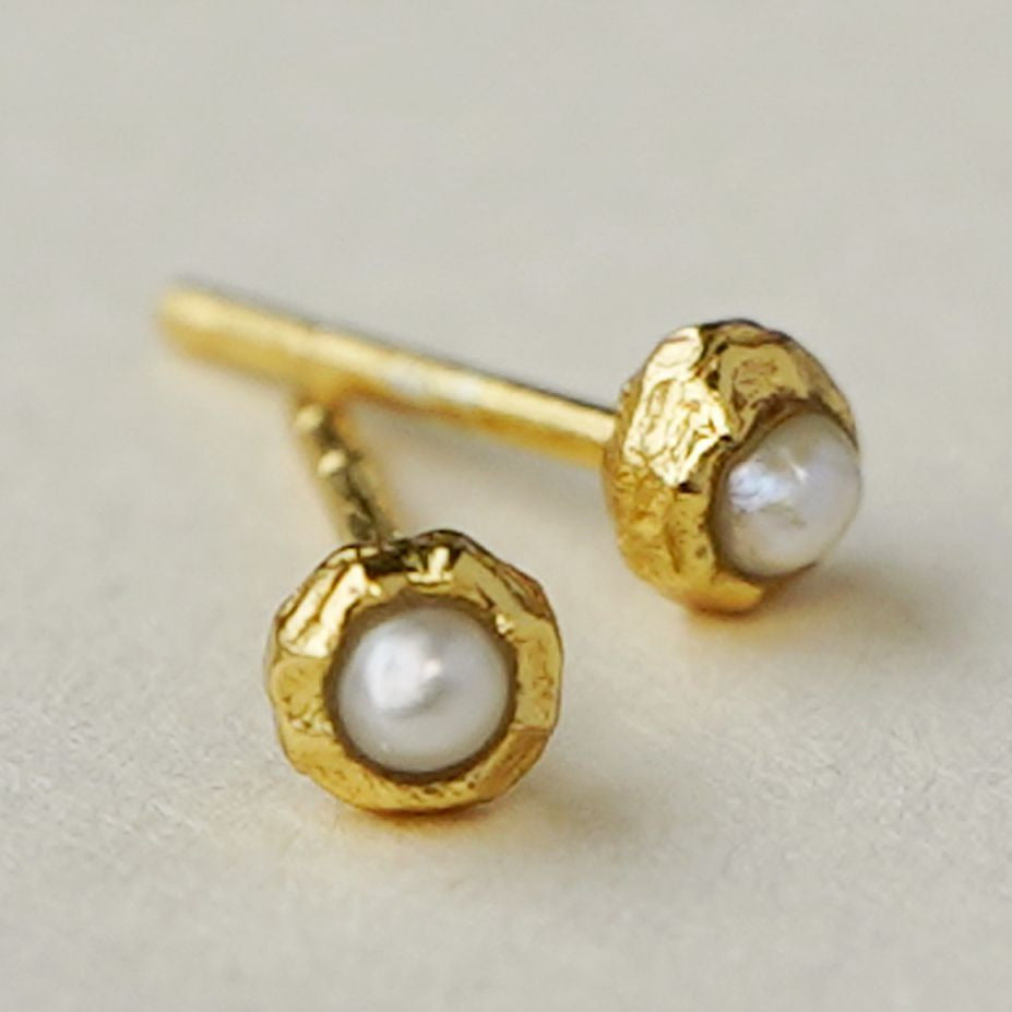 MUJA JUMA Ohrstecker SAGARI, Perle, in Gold