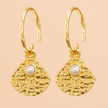 Lade das Bild in den Galerie-Viewer, MUJA JUMA Ohrringe SHELL, Perle, in Gold
