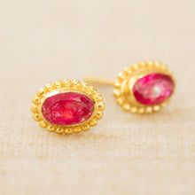 Lade das Bild in den Galerie-Viewer, MUJA JUMA Ohrringe, Ruby, in Gold
