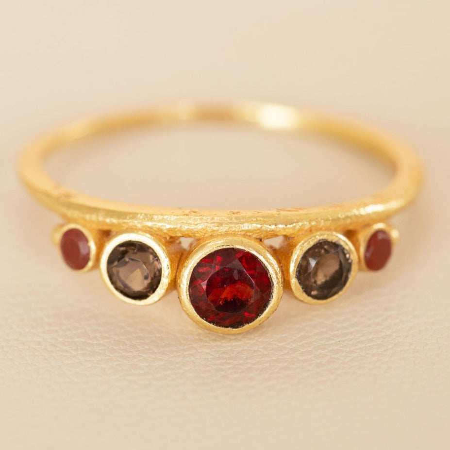 MUJA JUMA Ring AMY, 3 Stone, Rot, in Gold